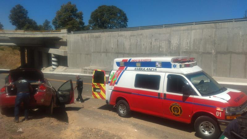 Volcadura en la Autopista Toluca - Zitácuaro deja dos lesionados 