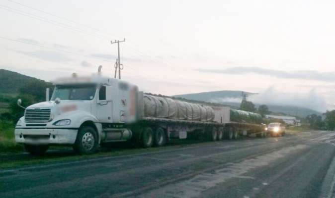 Recuperan tractocamión cargado con varilla en Ixtlán, Michoacán - Foto 0 