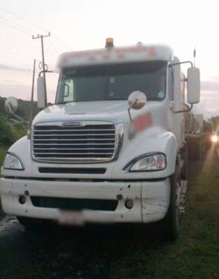 Recuperan tractocamión cargado con varilla en Ixtlán, Michoacán - Foto 1 