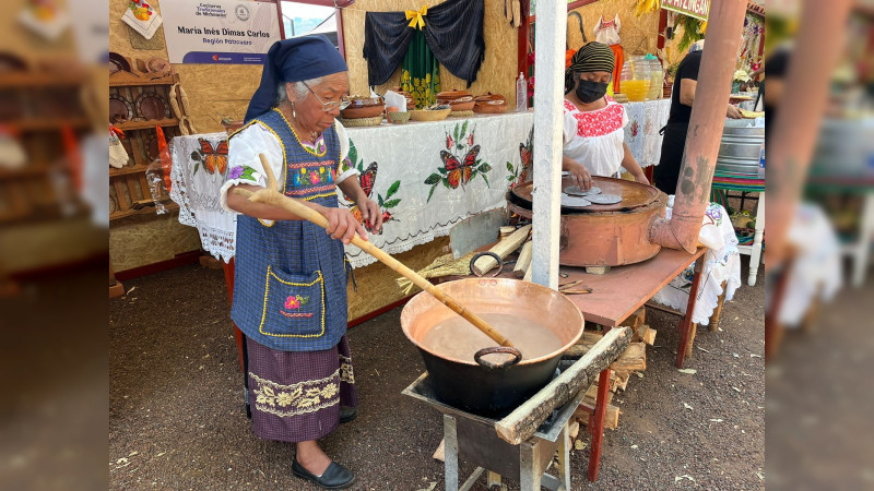 Doña Inés, ofrece deliciosos platillos en el Encuentro de Cocineras Tradicionales