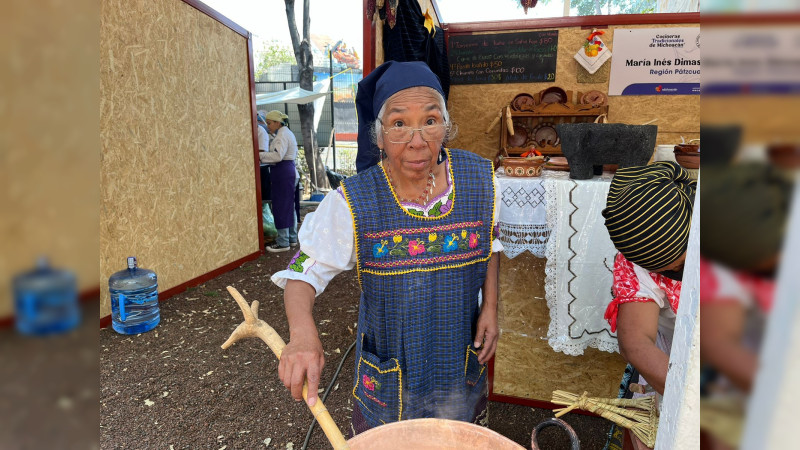 Doña Inés, ofrece deliciosos platillos en el Encuentro de Cocineras Tradicionales
