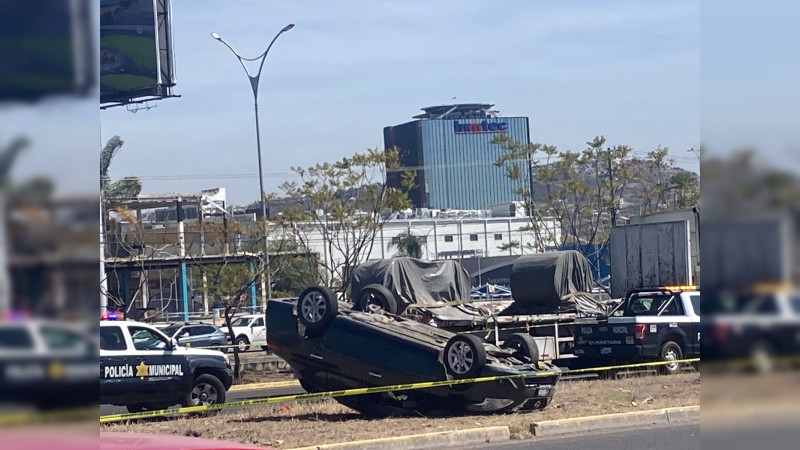 Se registra mortal volcadura en Paseo de la República, en Querétaro 