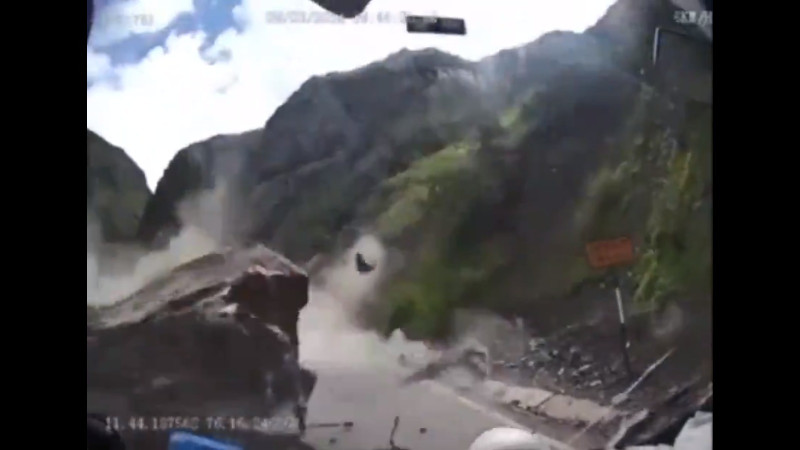 Dos camiones son partidos a la mitad tras deslizamiento de enormes rocas en carretera de Perú 