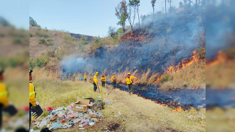 Realizan quema controlada para prevenir incendios en carretera Uruapan-Zirimícuaro 