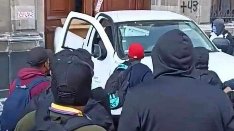 Irrupción violenta de normalistas en Palacio Nacional es un acto clarísimo de provocación: AMLO 