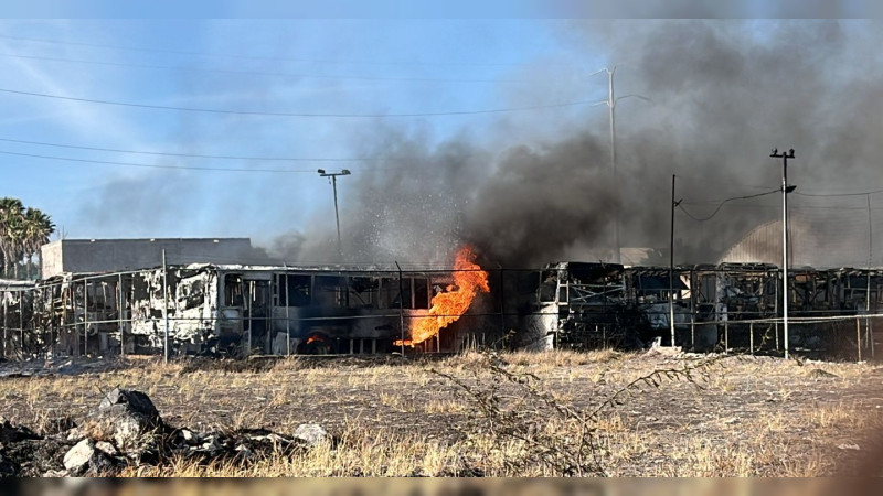 Se registra incendio de unidades de Qrobus en Satélite  