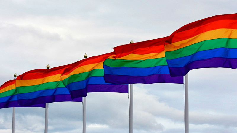 Francia pide perdón a personas de la comunidad LGBTQ+ que fueron perseguidas por 40 años 
