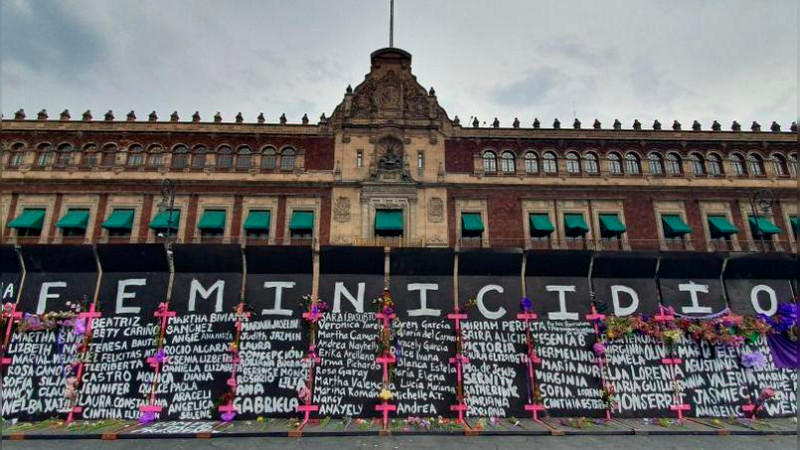 Acusa AMLO que hombres se infiltran en marcha del 8M para causar caos 