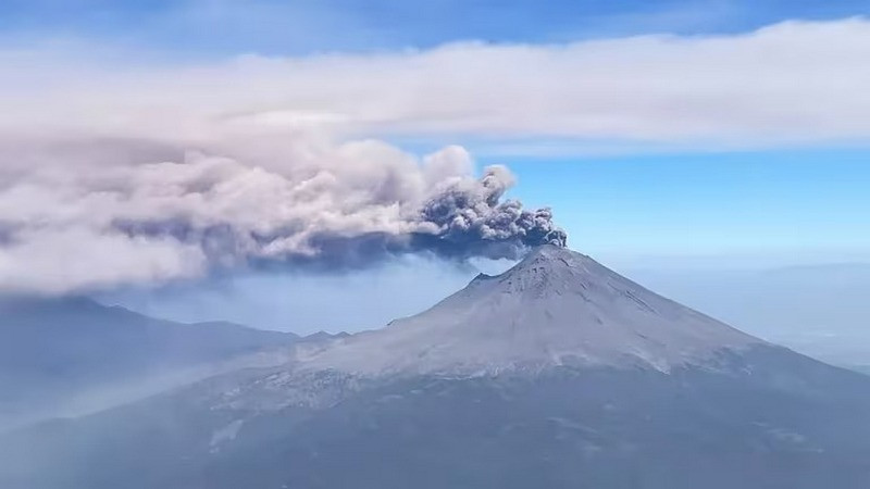 Volcán Popocatépetl presenta actividad; cierran aeropuerto de Puebla y ceniza alcanza 17 municipios 