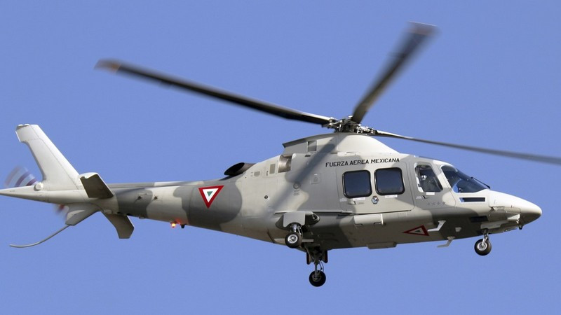 Helicóptero de la Marina aterriza de emergencia en Sinaloa tras golpear cableado de la CFE 