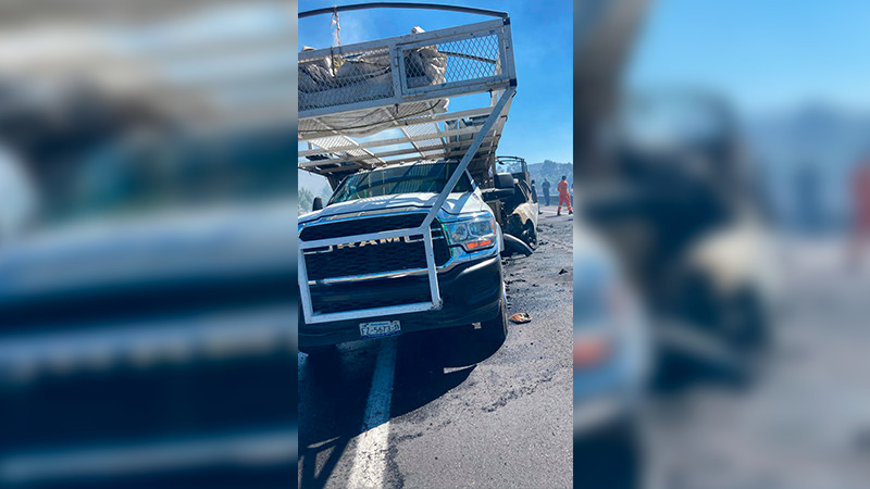 Chocan dos camionetas en la Pátzcuaro-Cuitzeo, ambas ardieron en llamas, no hay víctimas