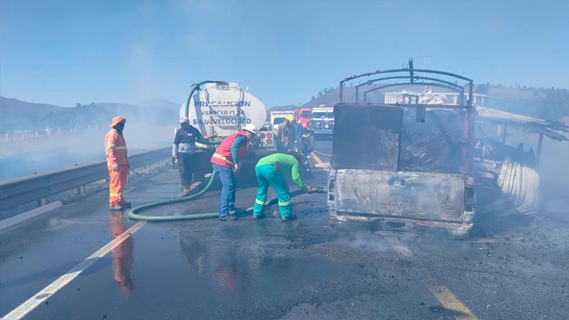 Chocan dos camionetas en la Pátzcuaro-Cuitzeo, ambas ardieron en llamas, no hay víctimas