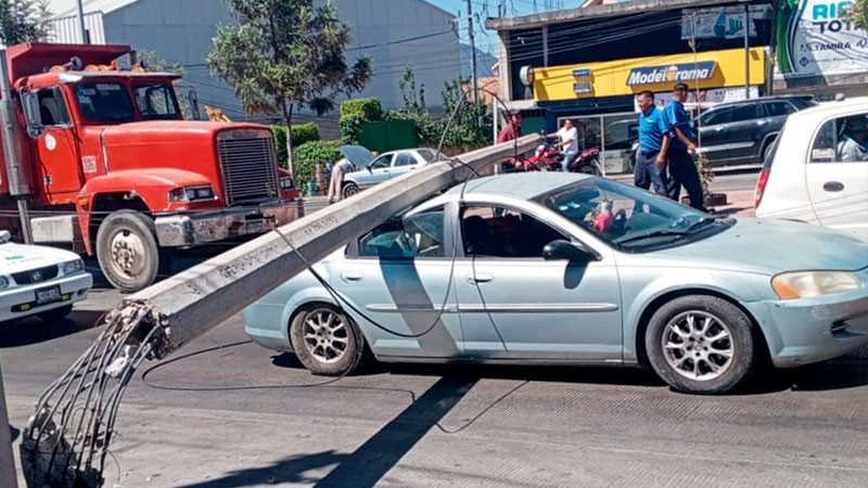 En Zitácuaro, Michoacán cae poste de luz sobre un auto; no hubo víctimas