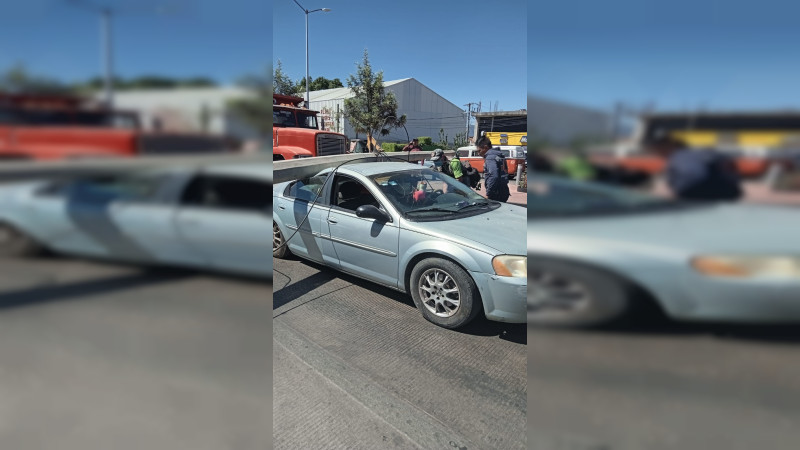 En Zitácuaro, Michoacán cae poste de luz sobre un auto; no hubo víctimas