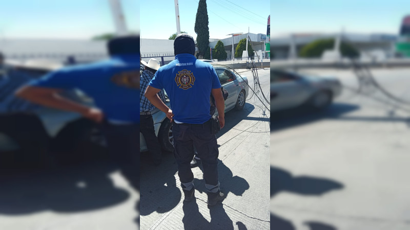 En Zitácuaro, Michoacán cae poste de luz sobre un auto; no hubo víctimas