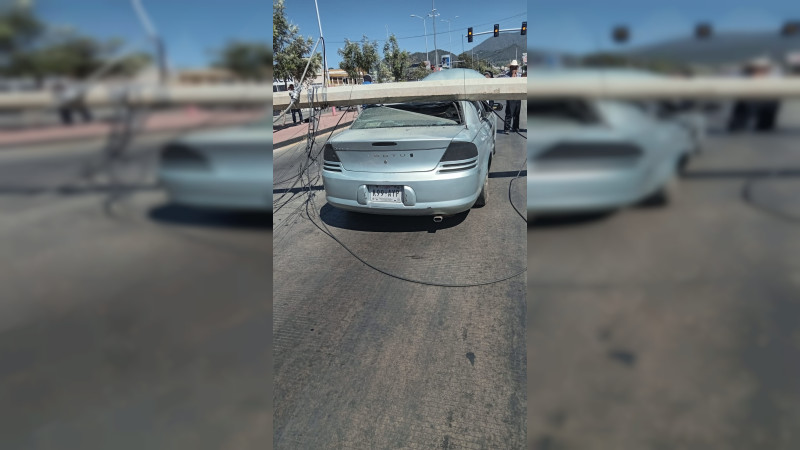 En Zitácuaro, Michoacán cae poste de luz sobre un auto; no hubo víctimas