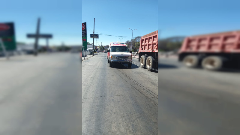 En Zitácuaro, Michoacán cae poste de luz sobre un auto; no hubo víctimas
