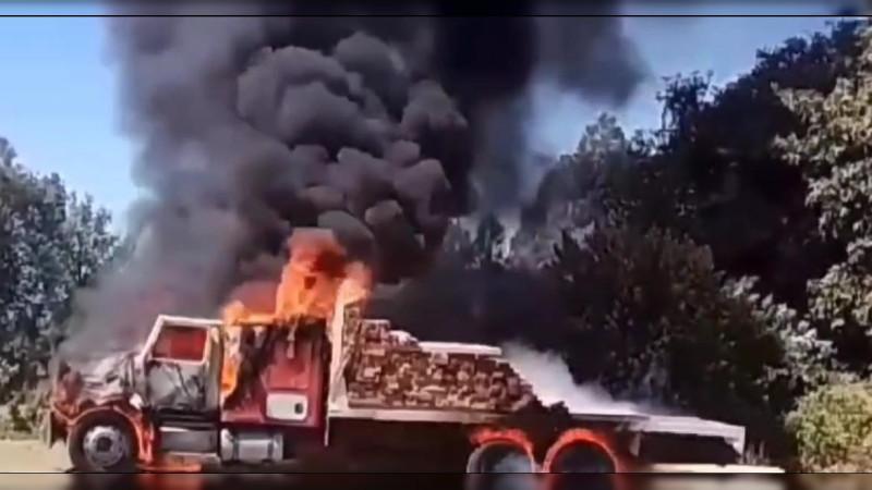 Queman camión con toneladas de madera en Ocuilan, Estado de México 
