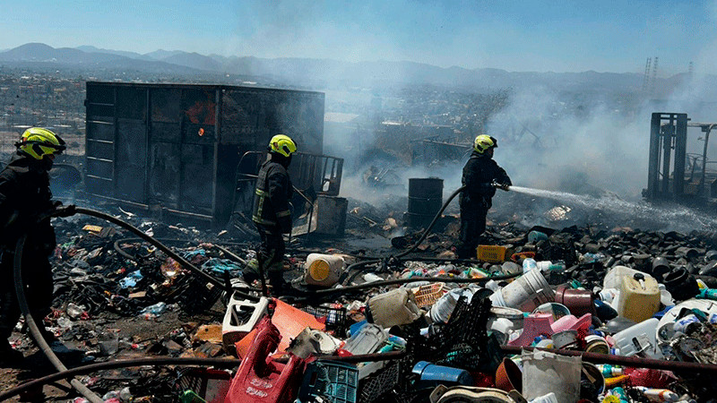 Bomberos controlan incendio en cartonera en Cuautitlán Izcalli 