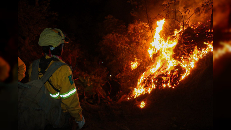 Uruapan: Brigadistas municipales inician primera fase de quemas controladas en el Cerro de la Cruz