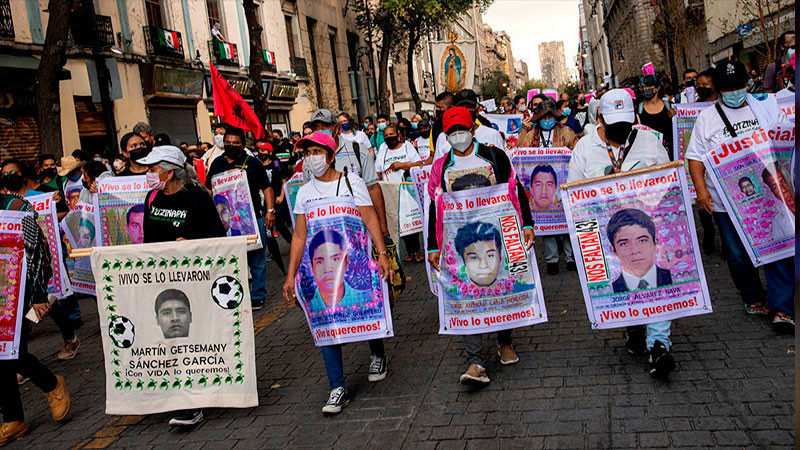 Padres de los 43 normalistas de Ayotzinapa acusan al Gobierno de AMLO de entorpecer la investigación 