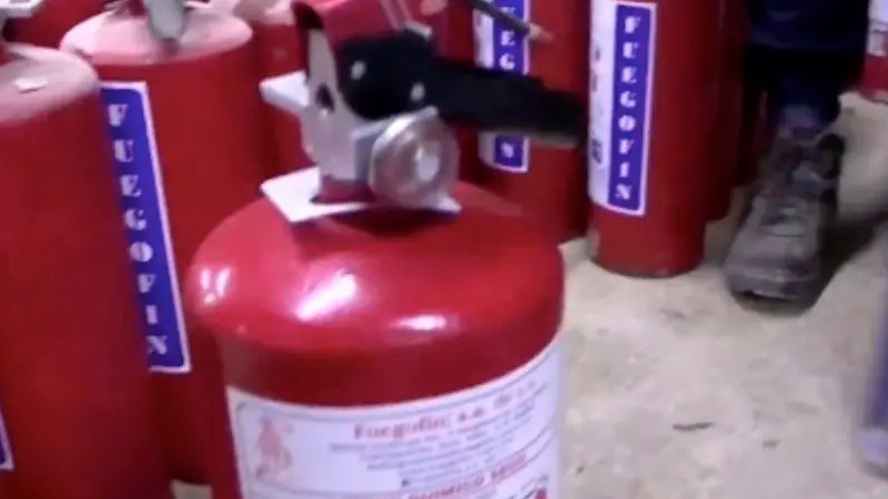 8M: en CDMX policía prepara extintores "no tóxicos" 