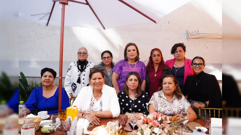Xóchitl Gálvez recibe a madres buscadoras en su casa 