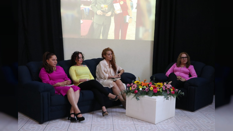 Presentan libro “Apasionada” de Victoria García Gómez en Ciudad Hidalgo, Michoacán