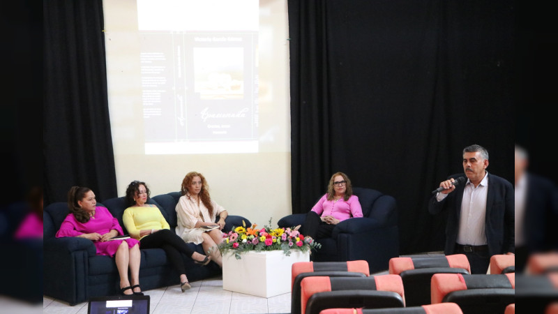 Presentan libro “Apasionada” de Victoria García Gómez en Ciudad Hidalgo, Michoacán