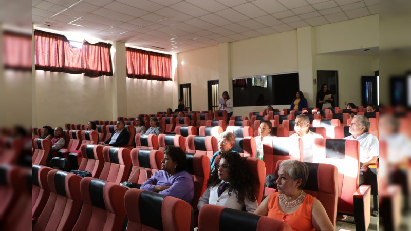 Presentan libro “Apasionada” de Victoria García Gómez en Ciudad Hidalgo, Michoacán