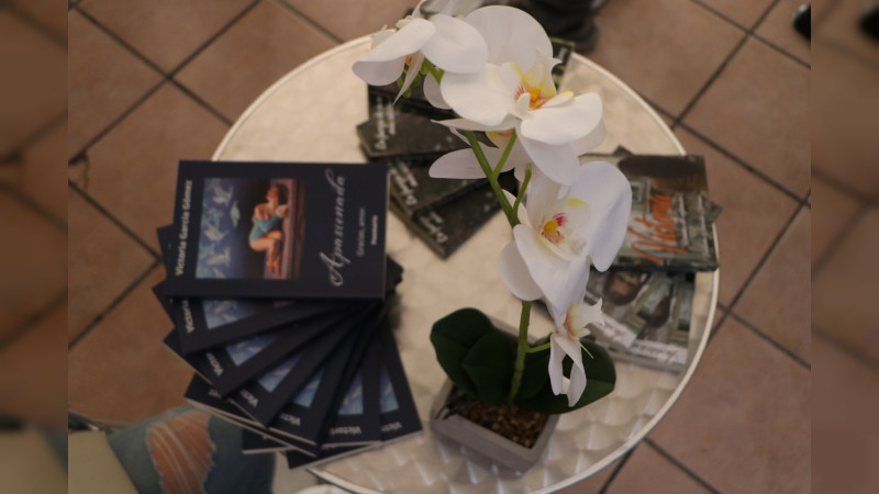 Presentan libro “Apasionada” de Victoria García Gómez en Ciudad Hidalgo, Michoacán