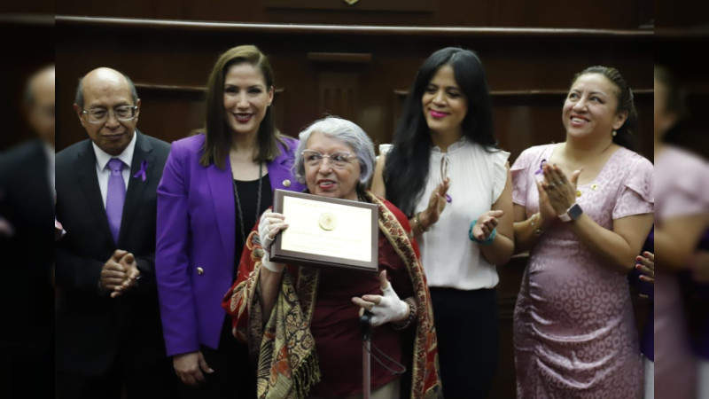 Entregan Condecoración “Mujer Michoacana 2024”, a Rosa Citlali Martínez 
