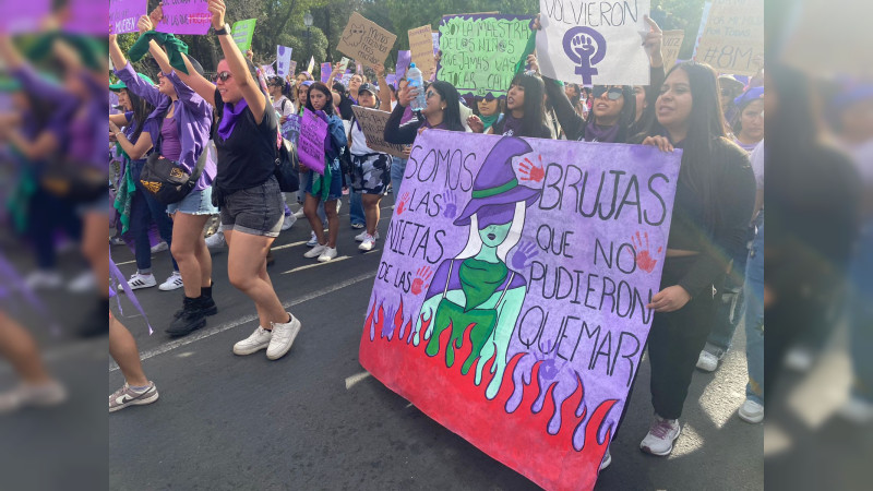 En Querétaro, cientos de mujeres marchan por una vida libre de violencia
