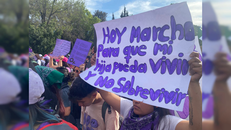En Querétaro, cientos de mujeres marchan por una vida libre de violencia