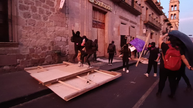 Mujeres plasman reclamos y consignas de justicia en edificios de Morelia 