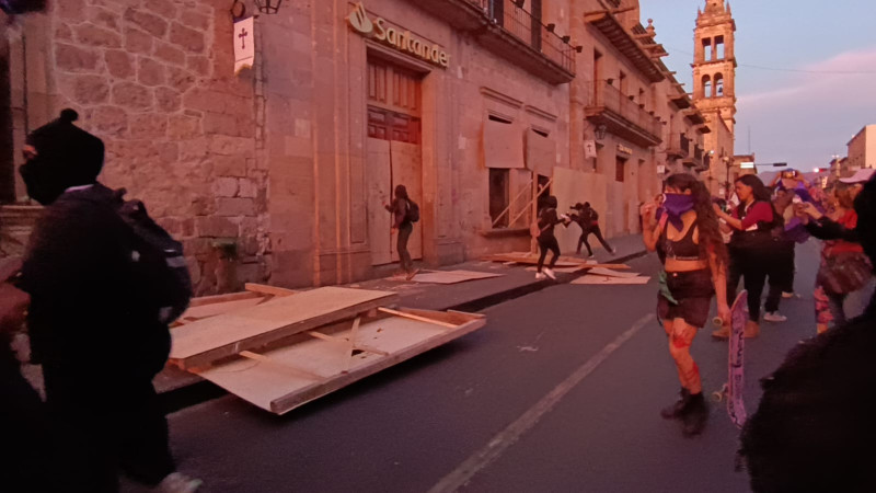 Mujeres plasman reclamos y consignas de justicia en edificios de Morelia 