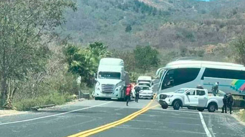 Guerrero: Normalistas de Ayotzinapa queman patrulla de la Guardia Nacional y retienen a agentes 