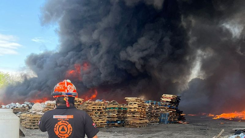 Se registra incendio en una cartonera de Escobedo, Nuevo León 