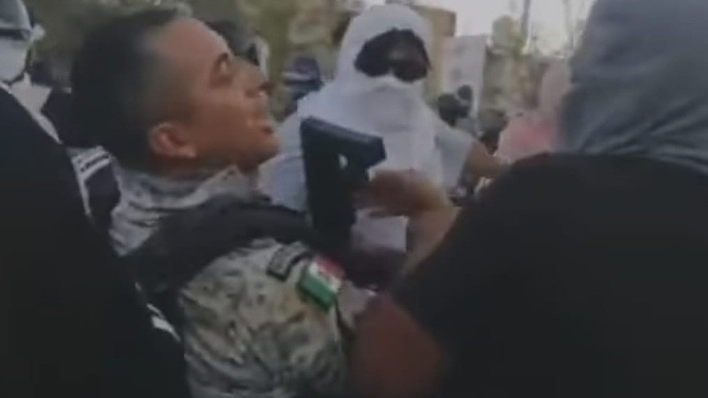 Normalistas de Ayotzinapa dejan en libertad a Guardias Nacionales retenidos en Guerrero 