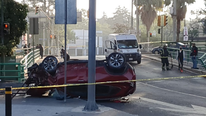 Volcadura de camioneta deja una mujer y un hombre sin vida en la Ciudad de México  