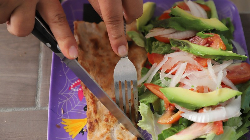 Vida y alimentación saludable, previenen problemas de hígado graso 