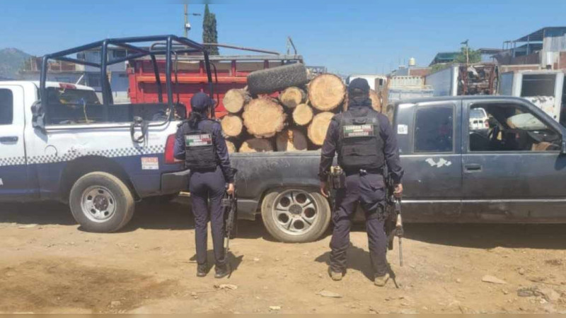 Aseguran camioneta con madera ilegal en Uruapan, Michoacán 