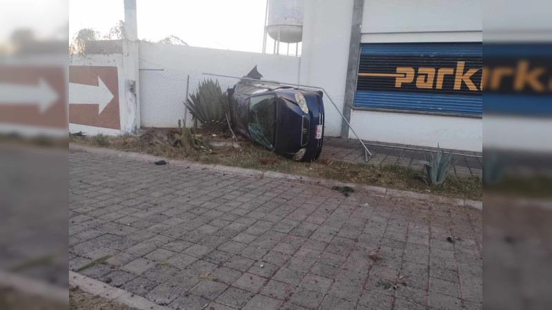 Vuelca con su automóvil en Morelia, Michoacán, solo hubo daños materiales 