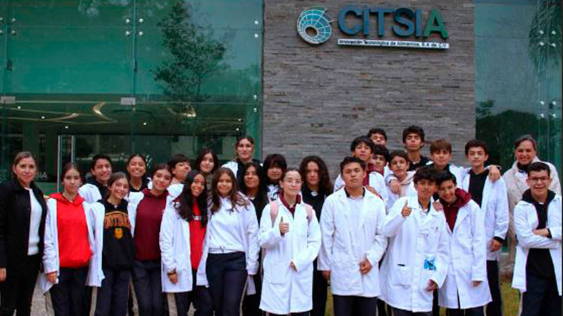 Alumnos de secundaria aprenden sobre química avanzada en la Universidad Autónoma de Guadalajara 