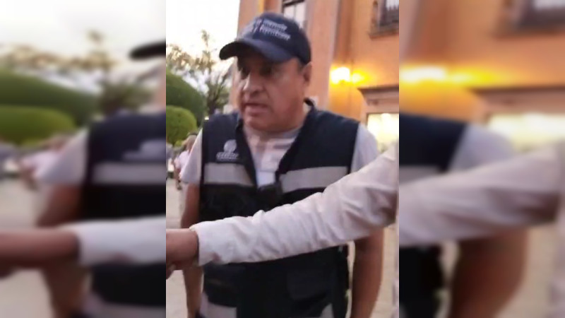 Separan de su cargo a inspector municipal de Querétaro, por agredir a artesana 