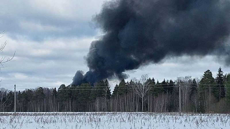 Se estrella avión de transporte militar ruso con 15 personas a bordo que habrían perdido la vida 