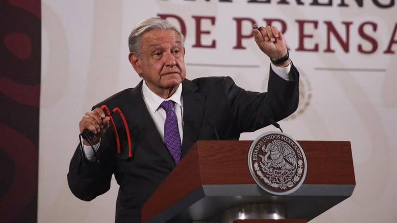 AMLO muestra instrumentos que llevaban consigo normalistas que tumbaron puerta de Palacio Nacional 