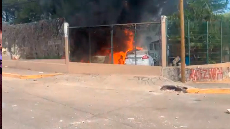 Presuntos normalistas de Ayotzinapa protestan frente a Fiscalía de Guerrero