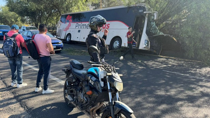 Choque de autobuses deja 12 heridos en Tlajomulco, Jalisco 