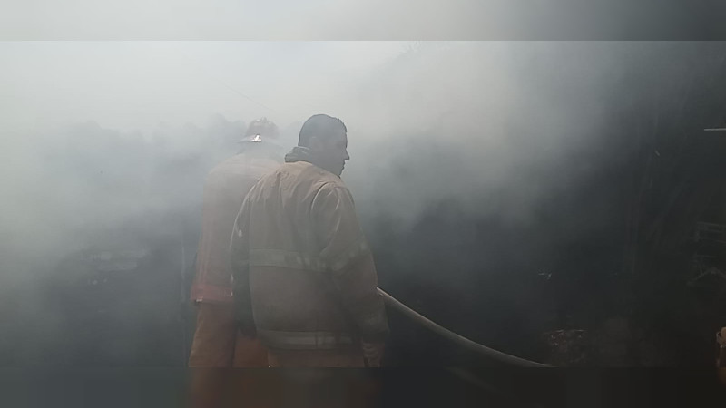 Se incendia vivienda en Zitácuaro, Michoacán; solo hubo daños materiales